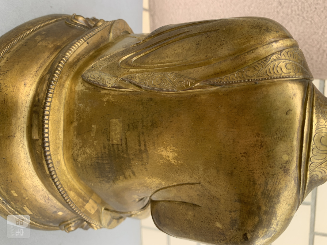 A large parcel gilt-bronze figure of a lama - 图9